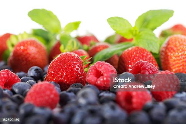Medley Di Berry - Fotografie stock e altre immagini di Alimentazione sana - Alimentazione sana, Ambientazione interna, Bianco
