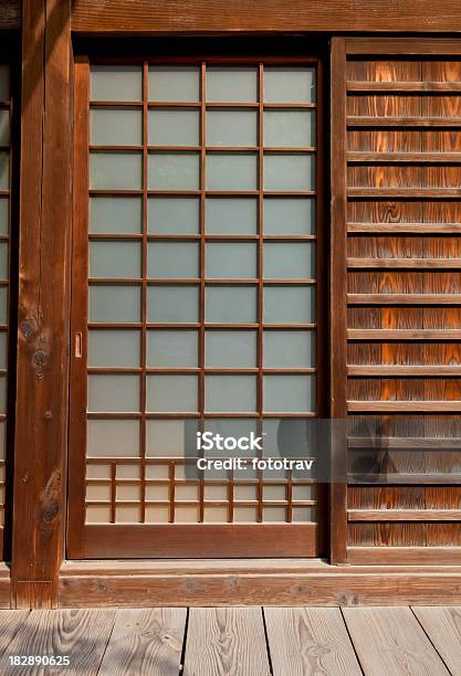 Puerta De Un Tradicional Japonesa De Su Hogar Japón Foto de stock y más banco de imágenes de Cultura japonesa