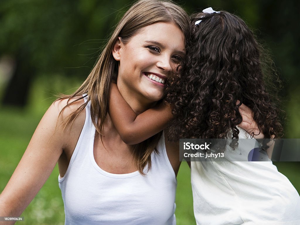 African american figlio insieme un bianco ragazza nel parco - Foto stock royalty-free di Abbigliamento casual