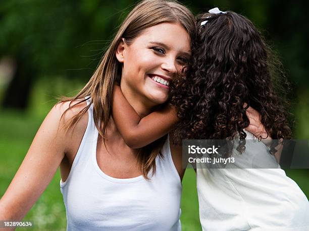 African American Figlio Insieme Un Bianco Ragazza Nel Parco - Fotografie stock e altre immagini di Abbigliamento casual