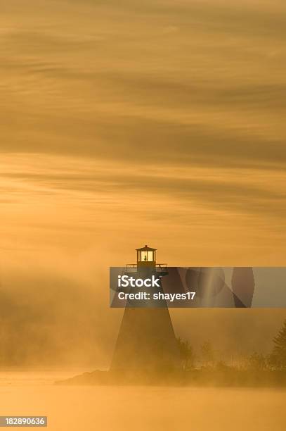 Misty Manhã Farol - Fotografias de stock e mais imagens de Ao Ar Livre - Ao Ar Livre, Cena de tranquilidade, Cor Viva