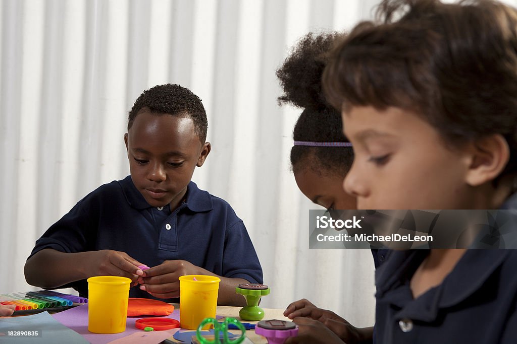 Écolier garçon faire Art - Photo de 8-9 ans libre de droits