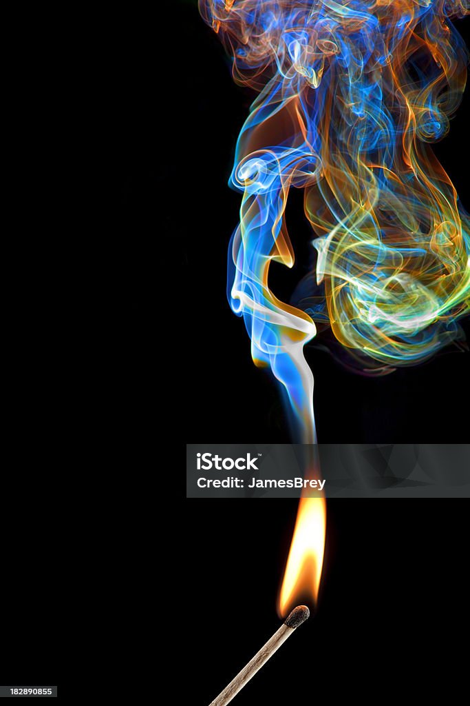 Bruciare Stick corrispondenza con colorato fumo su sfondo nero - Foto stock royalty-free di Accendere (col fuoco)