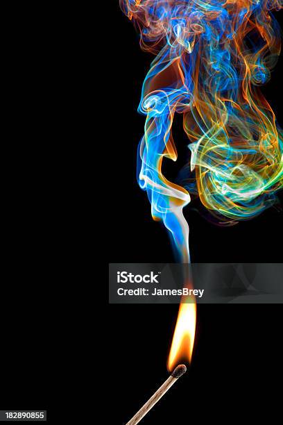 Bruciare Stick Corrispondenza Con Colorato Fumo Su Sfondo Nero - Fotografie stock e altre immagini di Accendere (col fuoco)