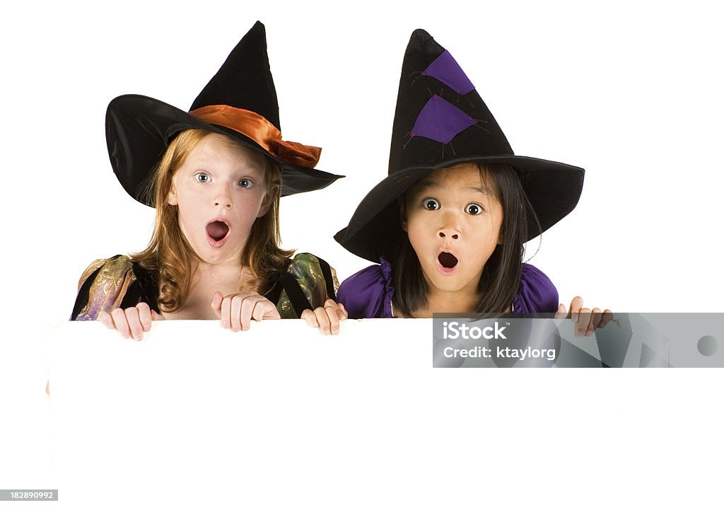 Sorpreso streghe che tiene vuoto segno - Foto stock royalty-free di Halloween