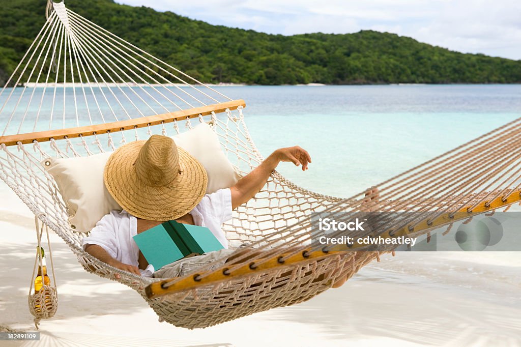 Homme détente dans le hamac sur la plage dans les Caraïbes - Photo de Plage libre de droits