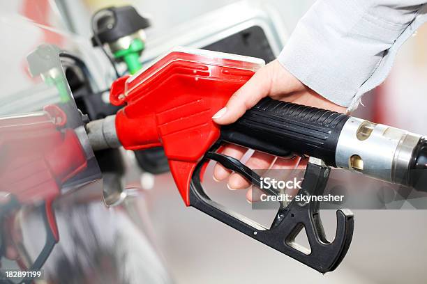Persona Echar Combustible Un Coche En Gasolinera Foto de stock y más banco de imágenes de Diésel - Tipo de combustible - Diésel - Tipo de combustible, Rojo, Bomba de combustible