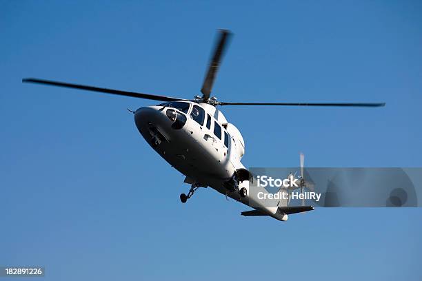 Corporate Helikopter W Trakcie Lotu - zdjęcia stockowe i więcej obrazów Helikopter - Helikopter, Latać, Profesjonalista