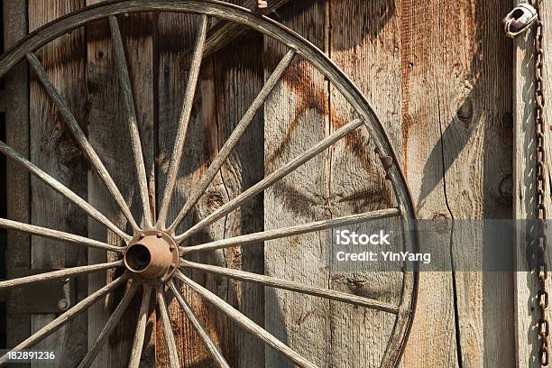 Antiguidade Western Roda De Vagão E Uma Asa Em Old Estável - Fotografias de stock e mais imagens de Antigo