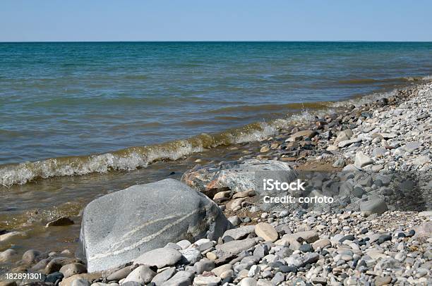 Rocas Y Guijarros En Una Playa Del Lago Michigan Foto de stock y más banco de imágenes de Agua - Agua, Aire libre, América del norte