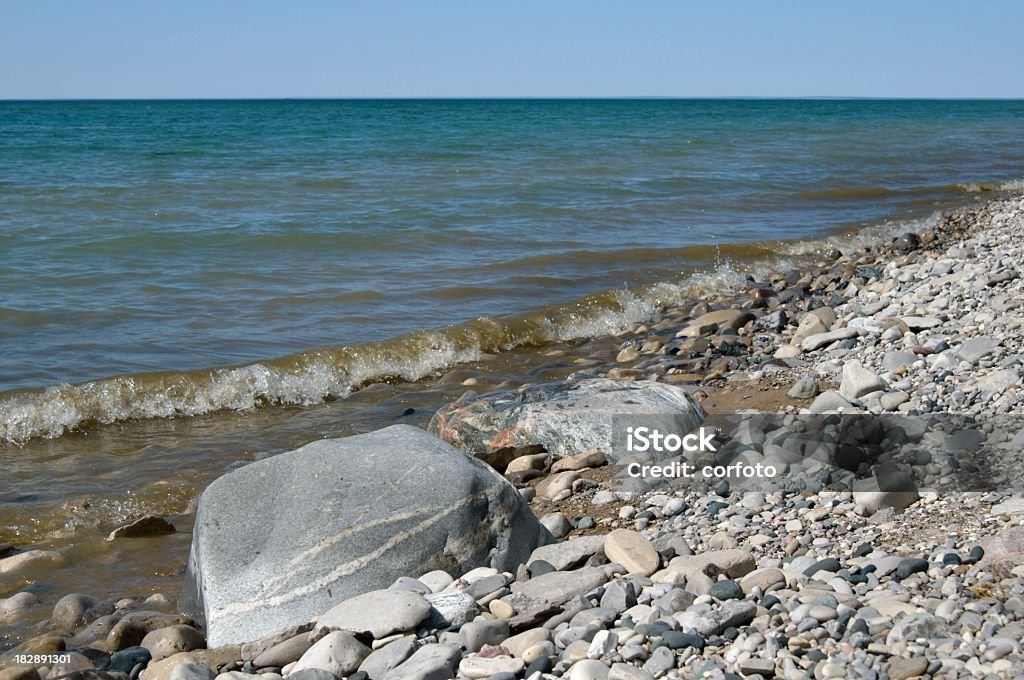 Pietre e detriti in una spiaggia del Lago Michigan - Foto stock royalty-free di Acqua