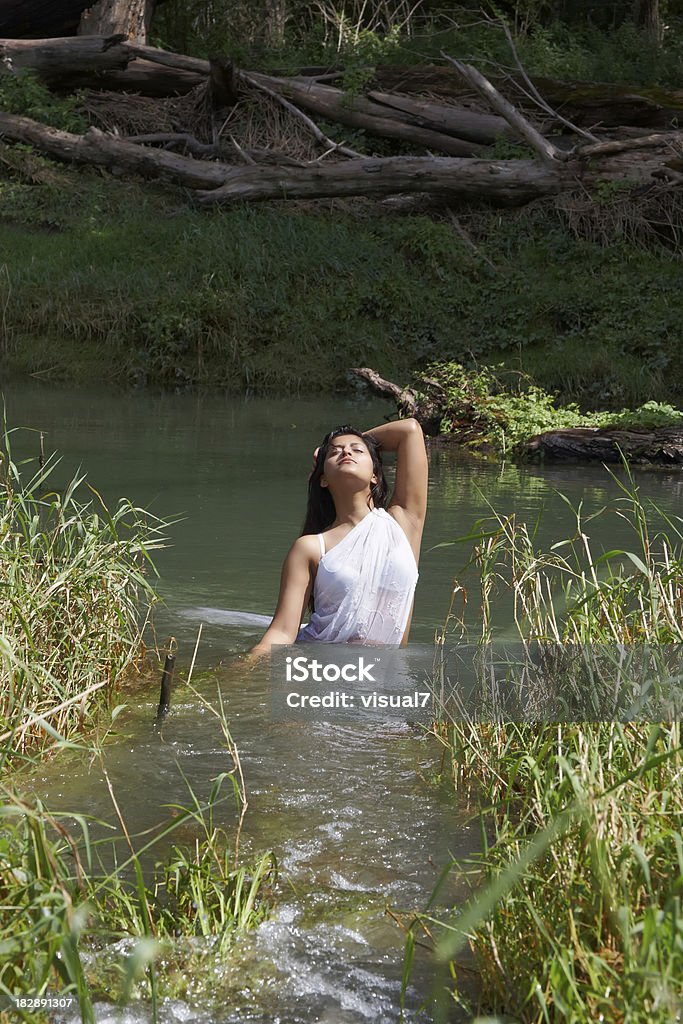 India mujer en blanco sari - Foto de stock de 20-24 años libre de derechos