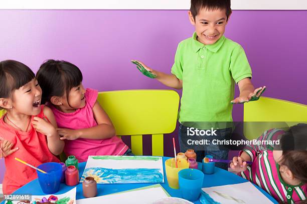 Los Niños Pintar Foto de stock y más banco de imágenes de 2-3 años - 2-3 años, 4-5 años, 6-7 años