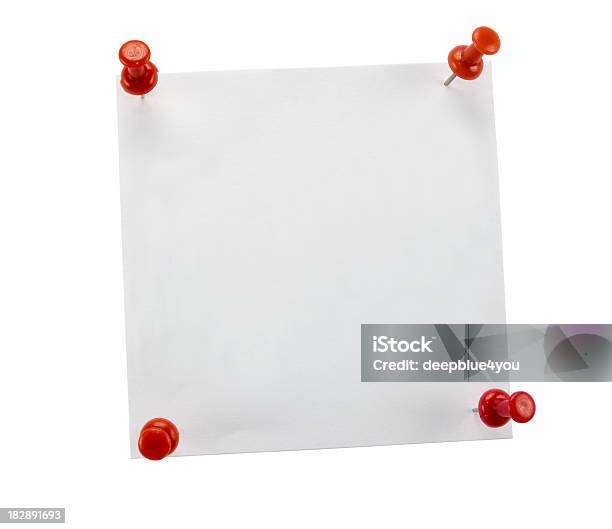 Bianco Vuoto Sticky Note Con Aghi Rosso Su Bianco - Fotografie stock e altre immagini di Affari - Affari, Affissione, Agenda