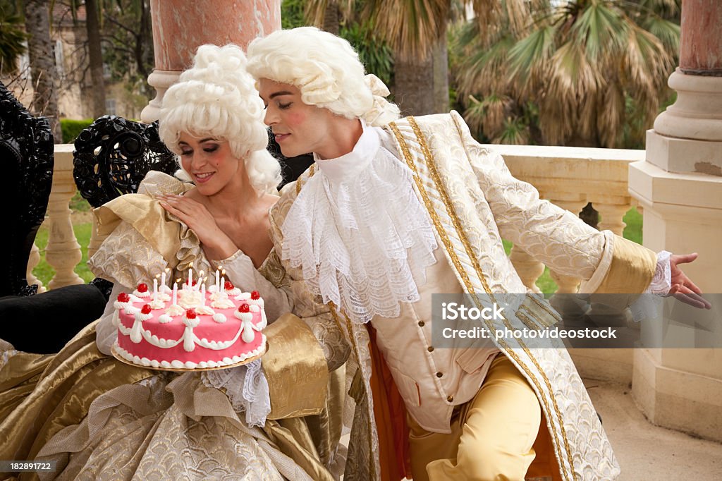 Marie Antoinette receber um bolo de seu Príncipe - Foto de stock de Estilo do século XVIII royalty-free
