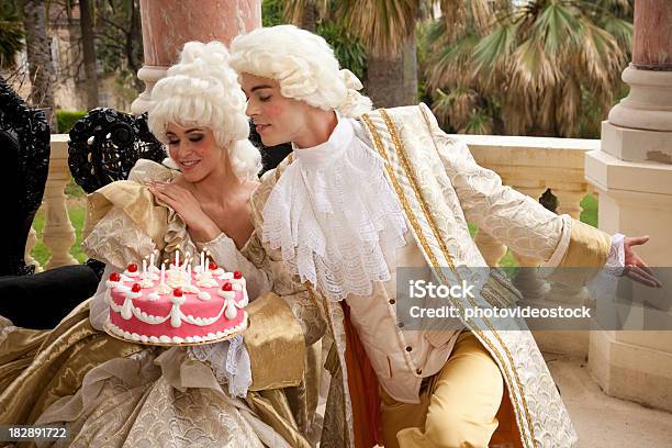 Marie Antoinette Получения Торт С Ее Prince — стоковые фотографии и другие картинки Стиль 18 века - Стиль 18 века, Marie Antoinette, iStockalypse