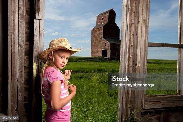 Foto de Grãos De Elevador e mais fotos de stock de 10-11 Anos - 10-11 Anos, Abandonado, Agricultura