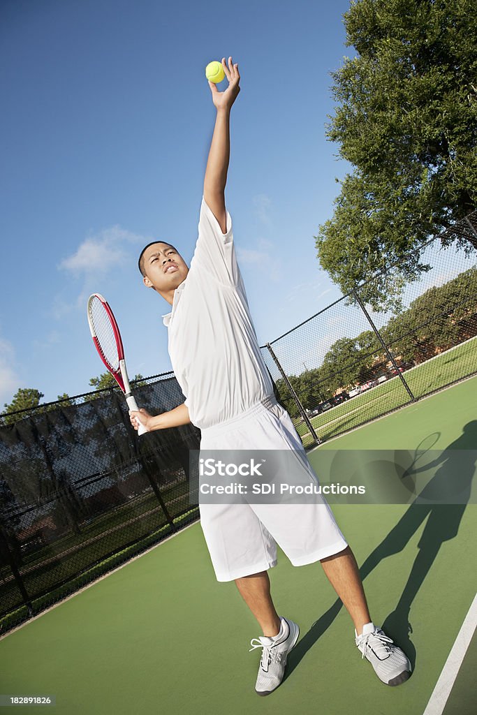 Giocatore di Tennis con pallina Up informazioni per servire - Foto stock royalty-free di Adulto