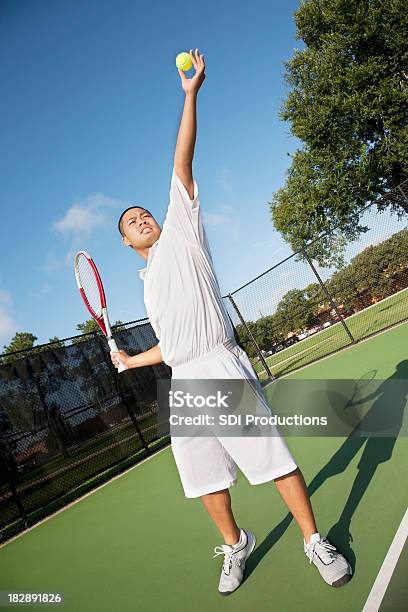 Giocatore Di Tennis Con Pallina Up Informazioni Per Servire - Fotografie stock e altre immagini di Adulto