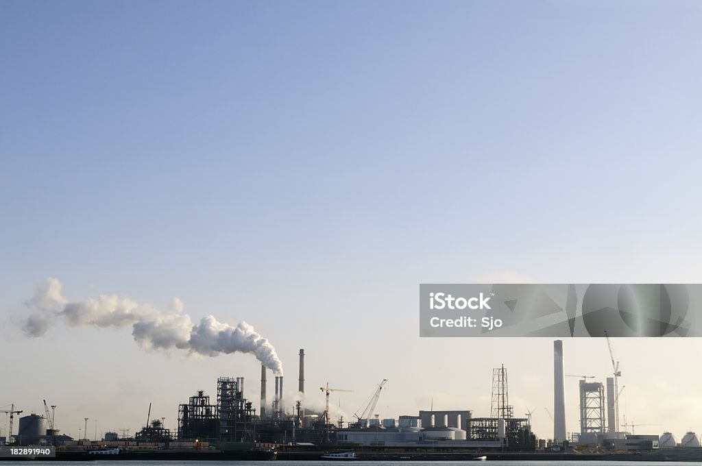 Impianto di Raffineria di petrolio ed energia - Foto stock royalty-free di Gas serra