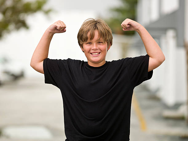 маленький мальчик изгиб - flexing muscles little boys human muscle strength стоковые фото и изображения