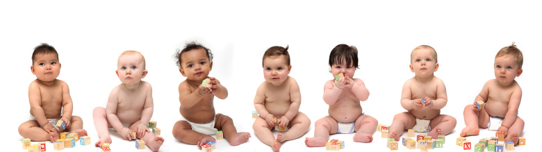Grupo de siete de bebés: la diversidad étnica photo