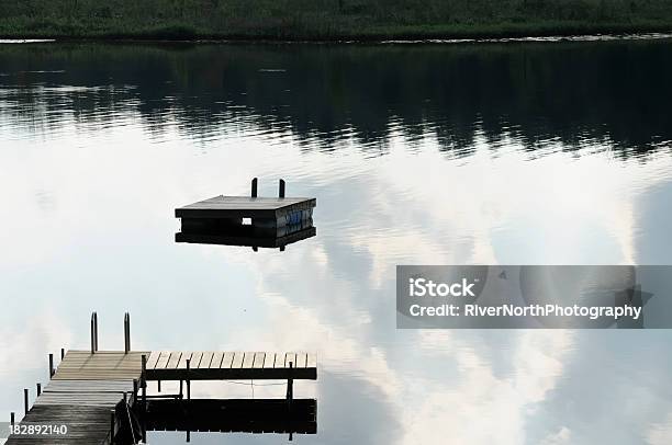 Lago In Estate - Fotografie stock e altre immagini di Acqua - Acqua, Ambientazione esterna, Ambientazione tranquilla