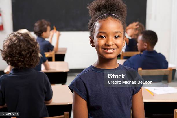 Schulkindnur Mädchen In Class Stockfoto und mehr Bilder von 8-9 Jahre - 8-9 Jahre, Afrikanischer Abstammung, Afro-amerikanischer Herkunft