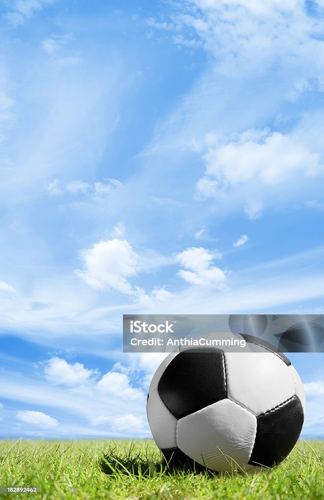 Preto e branco, bola de futebol na grama sob o céu azul - Foto de stock de Atividade Recreativa royalty-free