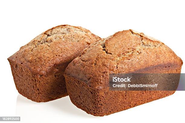 Photo libre de droit de Deux Pain Aux Bananes Loaves Isolé Sur Blanc banque d'images et plus d'images libres de droit de Pain aux bananes - Pain aux bananes, Miche de pain, Objet ou sujet détouré