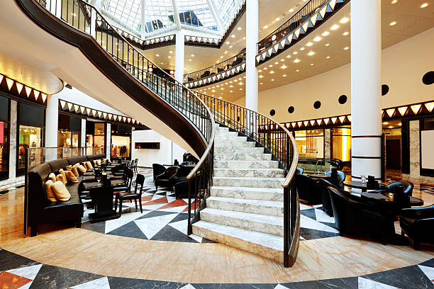 luxe moderne escalier - hotel corridor entrance hall entrance photos et images de collection