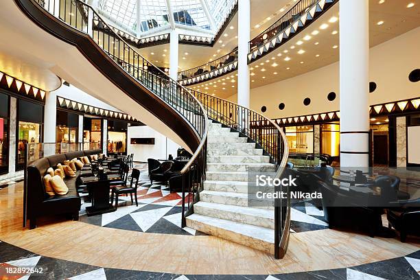 현대적인 모더레이트 계단 호텔에 대한 스톡 사진 및 기타 이미지 - 호텔, 호화로움, 계단