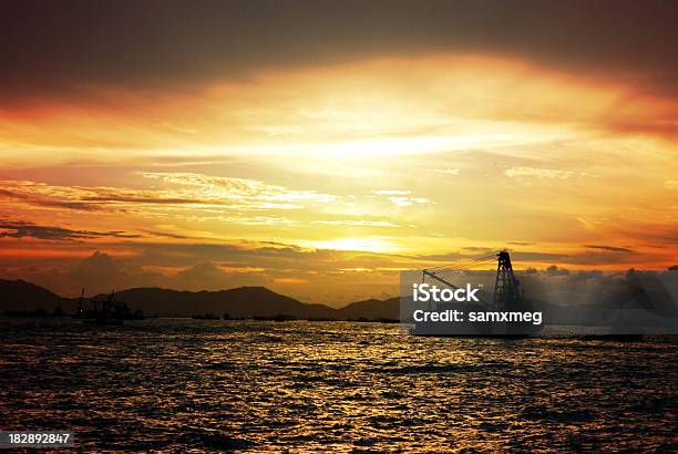 Foto de Embarcação Industrial Ao Pôrdosol e mais fotos de stock de Antigo - Antigo, Aço, Barco a Vela