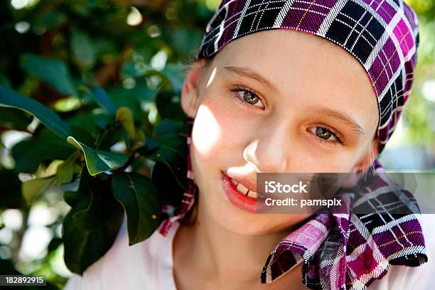 Photo libre de droit de Australie Une Jeune Fille Portant Un Motif Bandana banque d'images et plus d'images libres de droit de Cancer - Cancer, 8-9 ans, Bandana