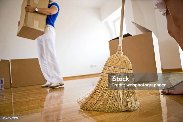 Limpieza Foto de stock y más banco de imágenes de Barrer - Barrer, Mudanza, Actividad