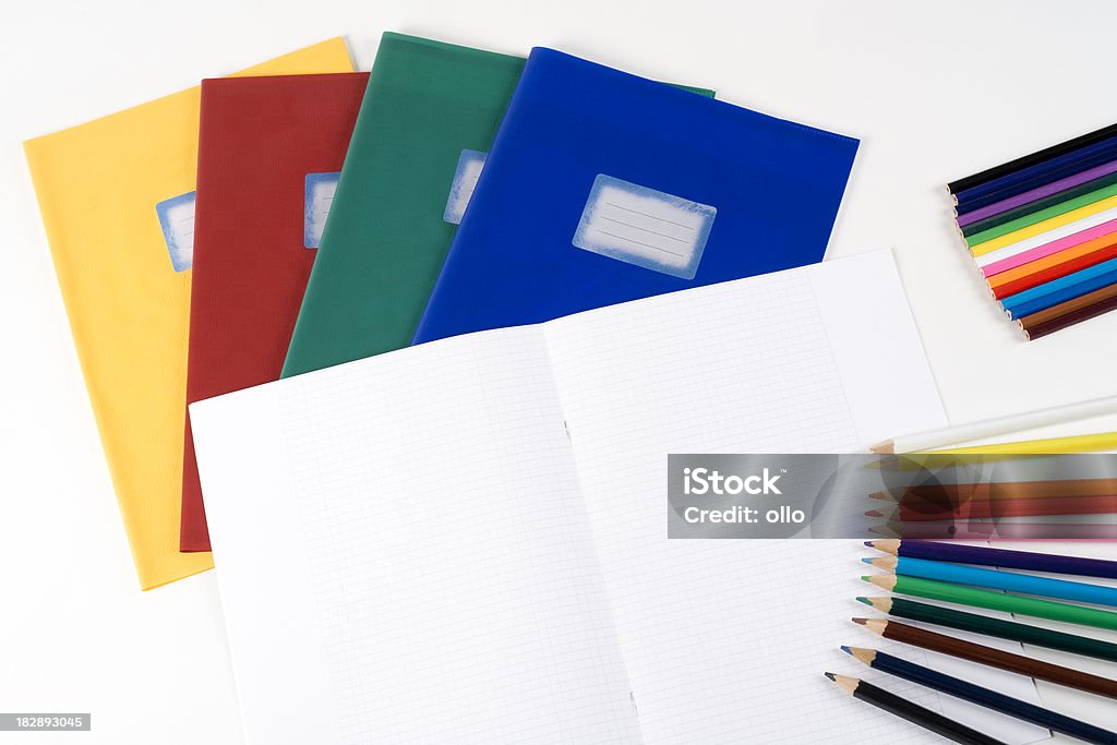 Abrir Livro de exercícios, lápis em várias cores - Foto de stock de Aberto royalty-free