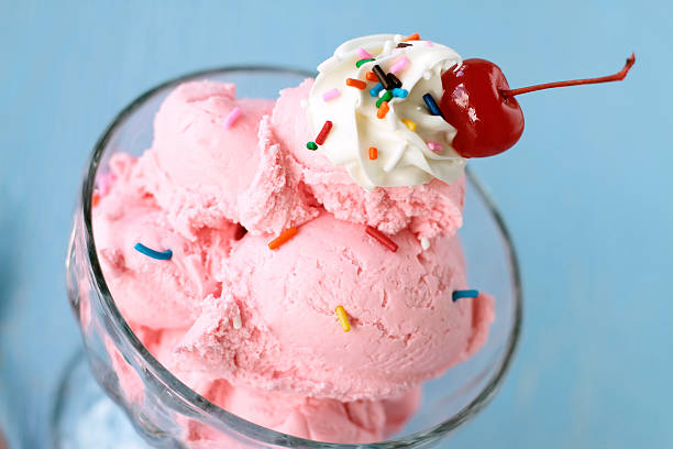 istock Strawberry Ice Cream Sundae 182893253