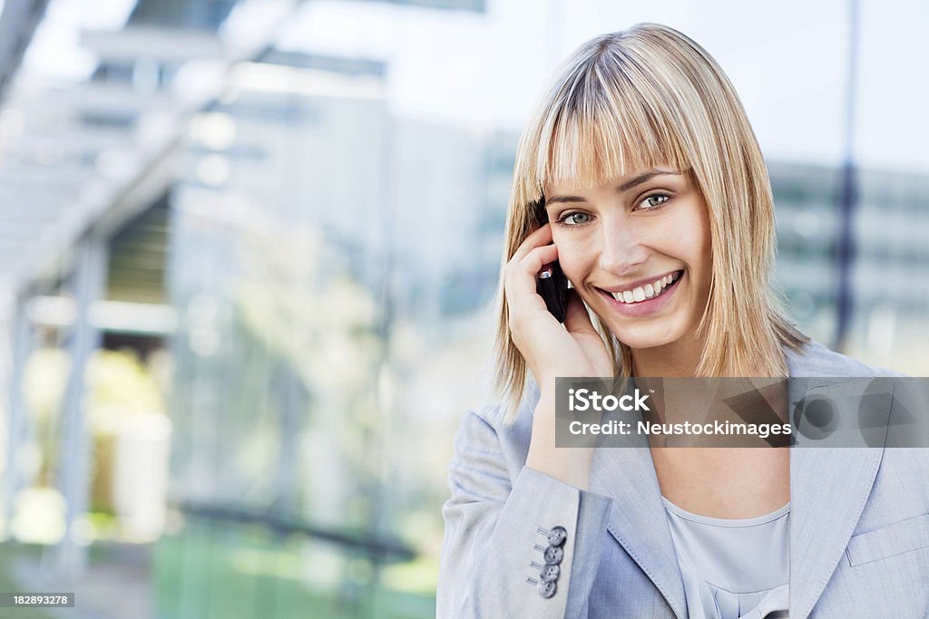 Blonde Femme d'affaires sur un téléphone portable - Photo de Adulte libre de droits