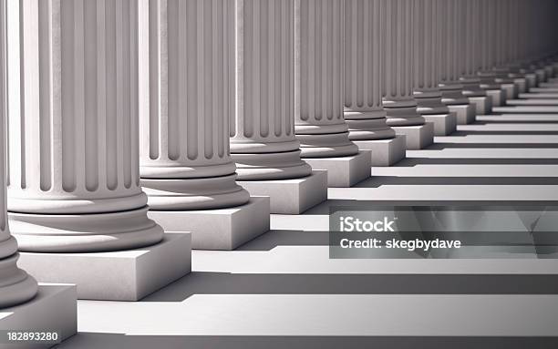 Spalten Mit Schatten Tiefer Perspektive Stockfoto und mehr Bilder von Justizwesen - Justizwesen, Architektonische Säule, Regierung