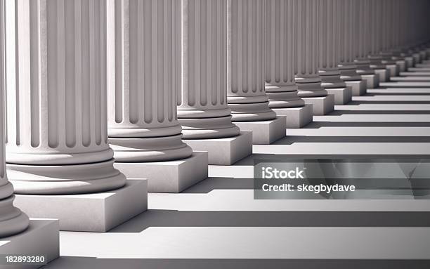 Columnas Con Sombras Una Perspectiva Foto de stock y más banco de imágenes de Derecho - Derecho, Columna arquitectónica, Gobierno