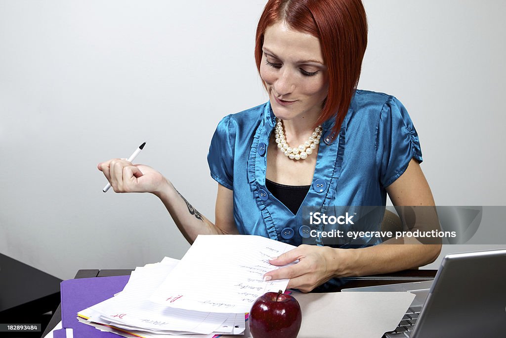 Donna insegnante di scuola gradazione paper - Foto stock royalty-free di Ambientazione interna