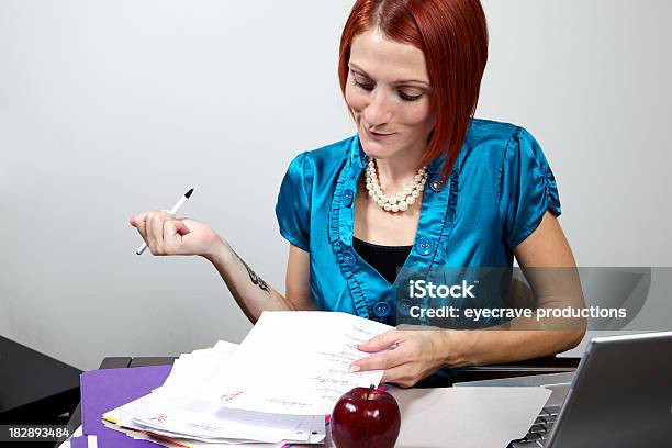 Donna Insegnante Di Scuola Gradazione Paper - Fotografie stock e altre immagini di Ambientazione interna - Ambientazione interna, Analizzare, Assegnazione di un voto