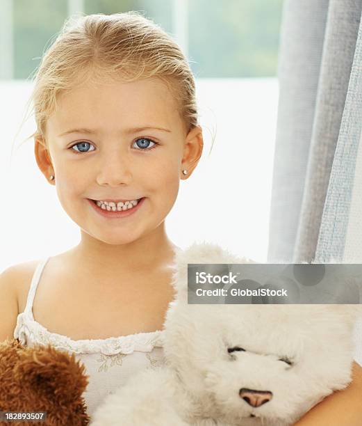 Bambina Carina Con Orsetti A Casa - Fotografie stock e altre immagini di 6-7 anni - 6-7 anni, Abbigliamento casual, Accogliente
