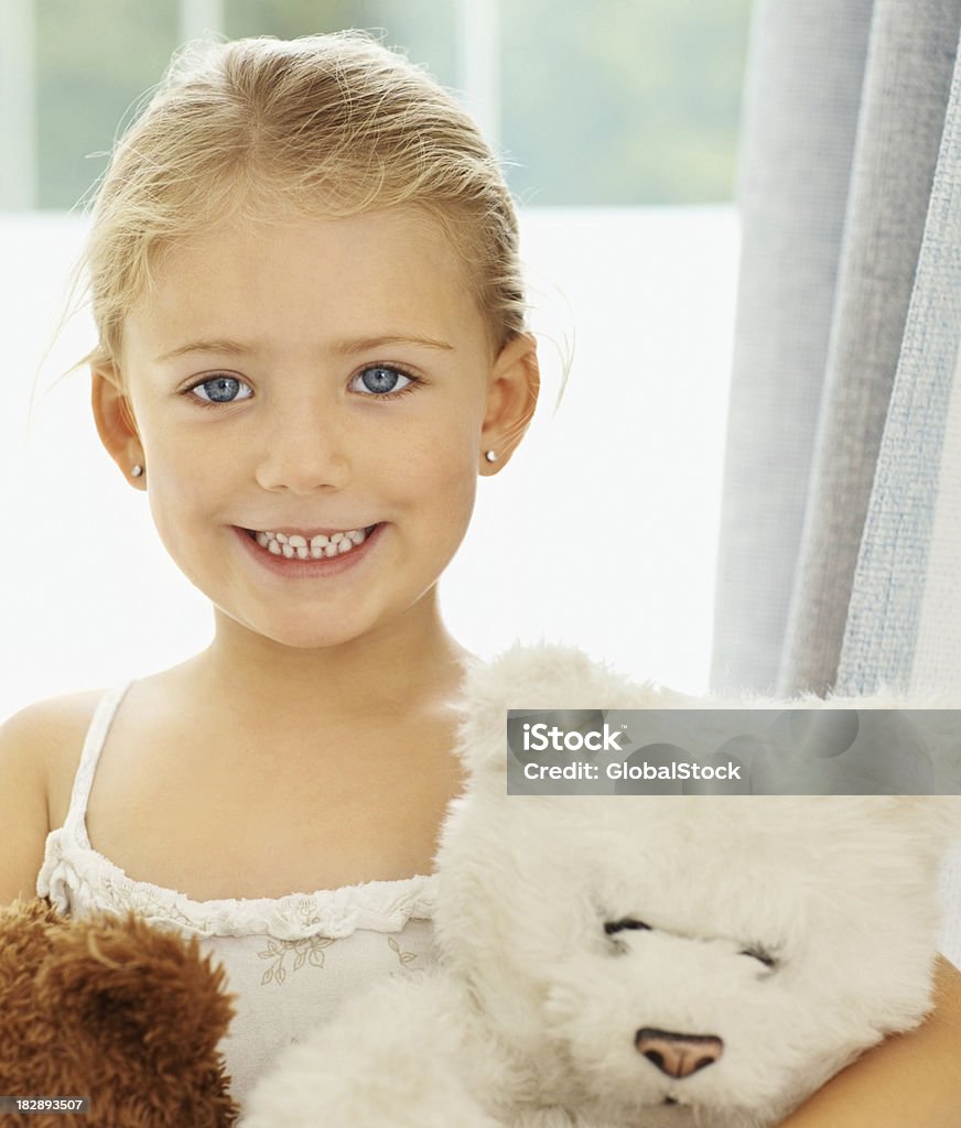 Linda menina com ursos de pelúcia em casa - Foto de stock de 6-7 Anos royalty-free