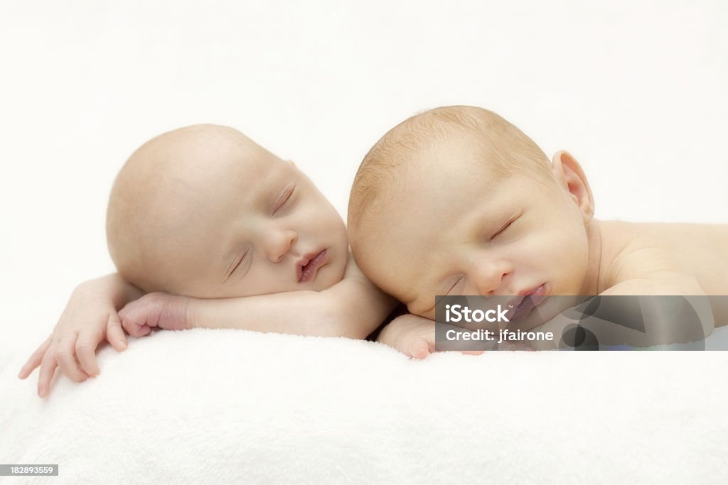 Neugeborenen Zwillinge Schlafen - Lizenzfrei Neugeborenes Stock-Foto
