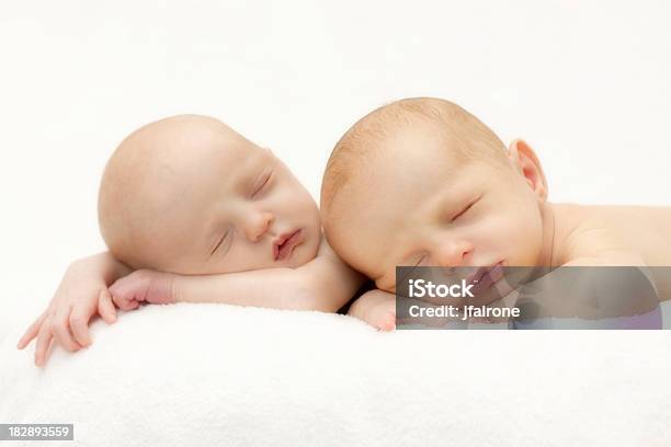 Neugeborenen Zwillinge Schlafen Stockfoto und mehr Bilder von Neugeborenes - Neugeborenes, Zwilling, Auf dem Bauch liegen