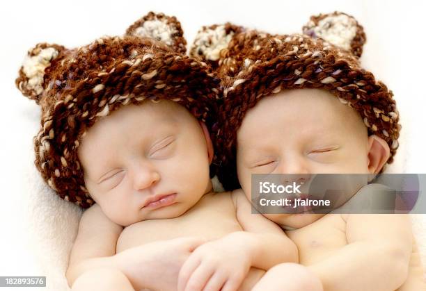 Recémnascido No Chapéu De Malha Gémeos - Fotografias de stock e mais imagens de Bebé - Bebé, Gémeos - Nascimento Múltiplo, Só bebés