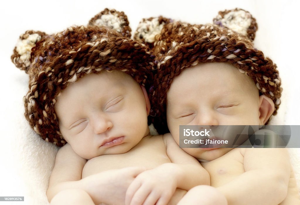 Новорожденный twins в вязаные шапки - Стоковые фото Двойня роялти-фри