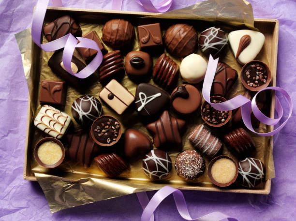 チョコレート 1 箱紙 - chocolate chocolate candy dark chocolate directly above ストックフォトと画像