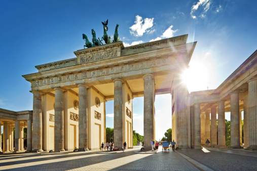 Sol brillante a través de la puerta de Brandenburgo en Berlín photo